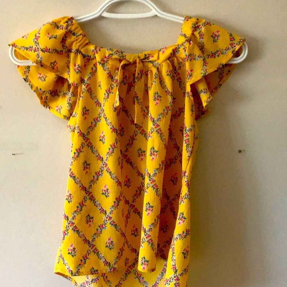 Yellow flower top with a small bow in the Front